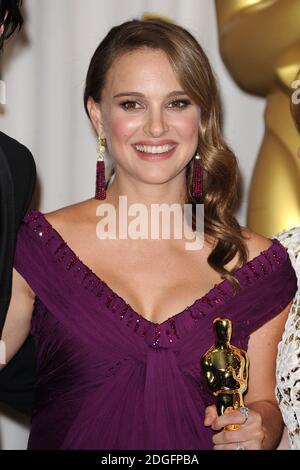 Natalie Portman erhielt den Preis für die beste Schauspielerin, den sie für Black Swan erhielt, bei den 83. Academy Awards im Kodak Theater, Los Angeles. Stockfoto