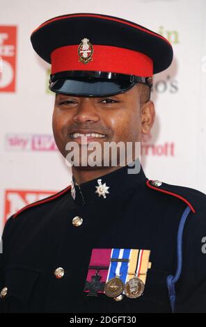 Lance Corporal Johnson Beharry VC bei der Ankunft bei den Children's Champion Awards 2011, Grosvenor House Hotel, Park Lane, London. Stockfoto