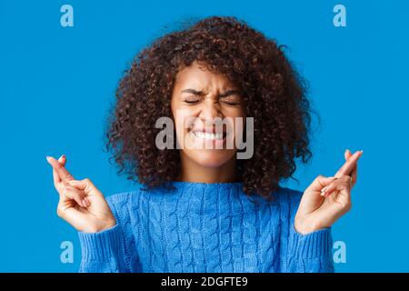 Alle Anstrengungen in beten für Wunsch wahr werden. Hoffnungsvoll nette afroamerikanische Frau Wunsch Traum erfüllen, Augen schließen und lächeln Stockfoto