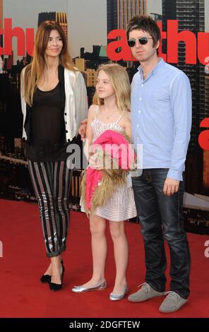 Noel Gallagher mit Freundin Sara Macdonald und Tochter Anais bei der UK Premiere von Arthur, Vue Cinema, The O2, Greenwich, London. Stockfoto