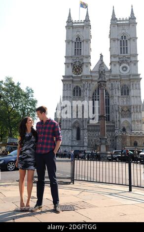 Camilla Luddington und Nico Evers-Swindell kommen in London an, um die DVD-Veröffentlichung von William and Kate: The Movie zu promoten. Stockfoto