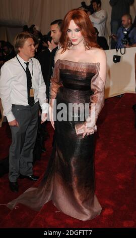 Christina Hendricks bei der Ankunft im Metropolitan Museum Costume Institute Benefit Gala zur Feier von Alexander McQueen, Savage Beauty, New York Stockfoto