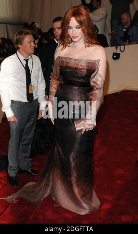 Christina Hendricks bei der Ankunft im Metropolitan Museum Costume Institute Benefit Gala zur Feier von Alexander McQueen, Savage Beauty, New York Stockfoto