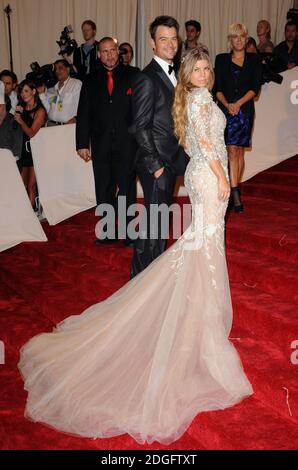 Stacy Ferguson, Fergie und Ehemann Josh Duhamel bei der Ankunft im Metropolitan Museum Costume Institute Benefit Gala zur Feier von Alexander McQueen, Savage Beauty, New York Stockfoto