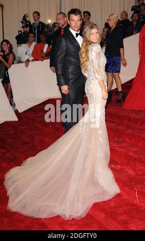 Stacy Ferguson, Fergie und Ehemann Josh Duhamel bei der Ankunft im Metropolitan Museum Costume Institute Benefit Gala zur Feier von Alexander McQueen, Savage Beauty, New York Stockfoto