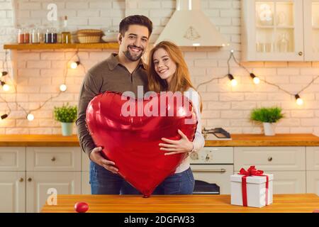 Glückliches Paar mit riesigen Ballon während der Feier Valentinstag oder Mit Jubiläumsparty Stockfoto