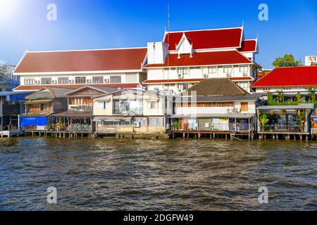 Häuser am Chao Phraya Fluss in Bangkok, Thailand Stockfoto
