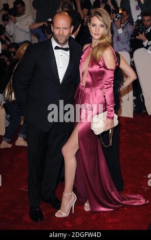 Jason Statham und Rosie Huntington Whiteley bei der Ankunft im Metropolitan Museum Costume Institute Benefit Gala zu Ehren von Alexander McQueen, Savage Beauty, New York Stockfoto