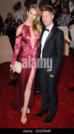 Rosie Huntington Whiteley und Christopher Bailey kommen bei der Metropolitan Museum Costume Institute Benefit Gala zu Ehren von Alexander McQueen, Savage Beauty, New York Stockfoto