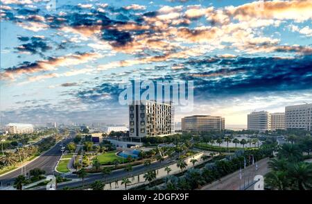 Luftaufnahme der Skyline von Abu Dhabi Yas Island bei Sonnenuntergang, VAE Stockfoto