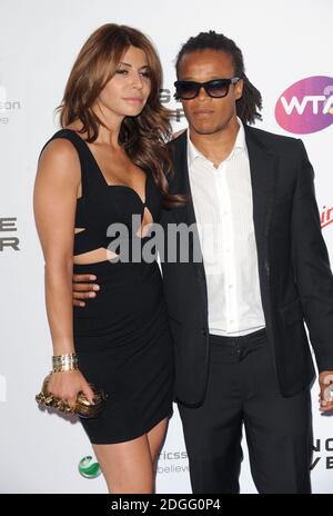 Edgar Davids und seine Frau kommen zur Wimbledon Party der Women's Tennis Association (WTA) in den Kensington Roof Gardens im Westen Londons. Stockfoto