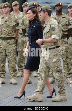 Die Herzogin von Cambridge trifft Soldaten in Victoria Barracks während ihres Besuchs, um Medaillen an die 1. Irish Guards in Windsor, Berkshire, zu übergeben. Stockfoto