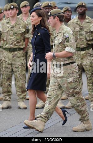 Die Herzogin von Cambridge trifft Soldaten in Victoria Barracks während ihres Besuchs, um Medaillen an die 1. Irish Guards in Windsor, Berkshire, zu übergeben. Stockfoto