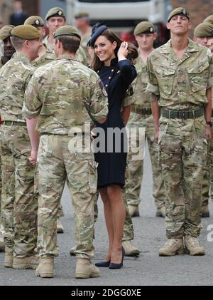 Die Herzogin von Cambridge trifft Soldaten in Victoria Barracks während ihres Besuchs, um Medaillen an die 1. Irish Guards in Windsor, Berkshire, zu übergeben. Stockfoto