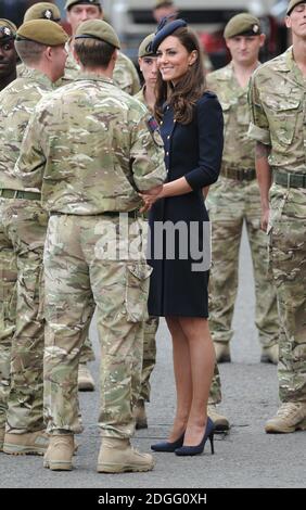 Die Herzogin von Cambridge trifft Soldaten in Victoria Barracks während ihres Besuchs, um Medaillen an die 1. Irish Guards in Windsor, Berkshire, zu übergeben. Stockfoto