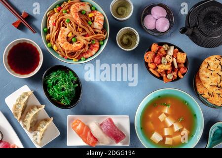 Japanische Food Design Vorlage mit Kopierraum. Gerichte aus Japan, von oben mit einem Platz für Text, für ein Restaurant-Menü oder Banner geschossen Stockfoto