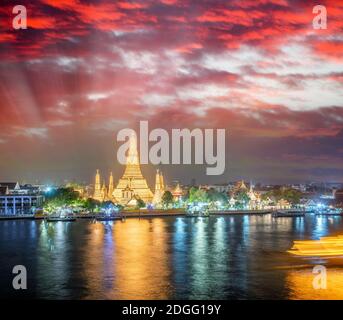 Nachtansicht des Wat Arun Ratchawararam Tempels. Wunderschöner Sonnenuntergang am Chao Phraya Fluss, Wahrzeichen thailands Touristenort, Bangkok - Th Stockfoto