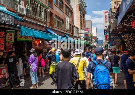 Die Leute laufen an der Marktstraße am Sun Moon Lake Stockfoto