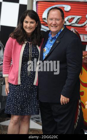 John Lasseter und Denise ream kommen zur Cars 2 UK Film Premiere Party, in Whitehall Gardens, gefolgt von der Filmpremiere im Empire, Leicester Square im Zentrum von London. Stockfoto