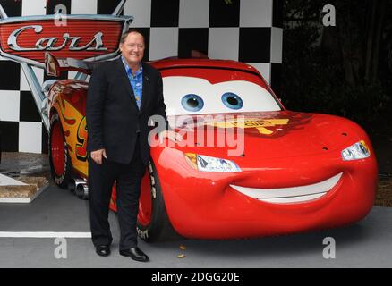 John Lasseter kommt zur Cars 2 UK Film Premiere Party in Whitehall Gardens, gefolgt von der Filmpremiere im Empire, Leicester Square im Zentrum von London. Stockfoto