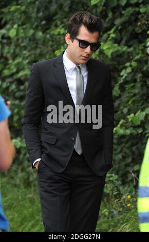 Mark Ronson bei der Ankunft am Trauerdienst von Amy Winehouse auf dem Edgewarebury Cemetery, London. Stockfoto