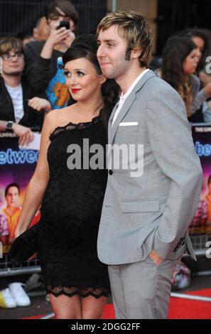 James Buckley und Freundin Clair Meek bei der Weltpremiere von The Inbetweeners Movie, Vue Cinema, Leicester Square, London. Stockfoto