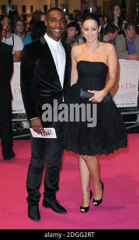 Simon Webbe und Freundin Maria Kouka bei der Europa-Premiere von One Day, Vue Cinema, Westfield, London. Stockfoto