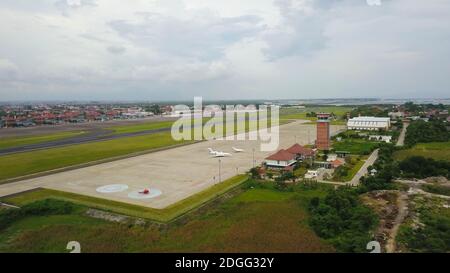 Aufgrund der Coronavirus Covid-19 Airline Flotte am Flughafen geparkt. Luftdrohne Ansicht der Flugzeuge auf dem Flughafen geparkt. Luftaufnahme der Flugzeuge am Stockfoto