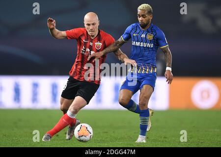 Australischer Profifußballspieler Aaron Mooy von Shanghai SIPG F.C., links, Kampf um den Ball gegen den brasilianischen Fußballspieler Alex Teixeira Stockfoto