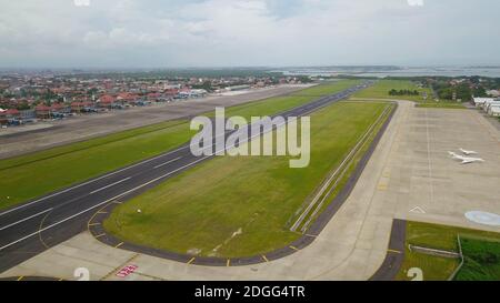 Aufgrund der Coronavirus Covid-19 Airline Flotte am Flughafen geparkt. Luftdrohne Ansicht der Flugzeuge auf dem Flughafen geparkt. Luftaufnahme der Flugzeuge am Stockfoto