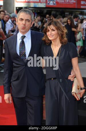 Rowan Atkinson und Sunetra Sastry bei der Weltpremiere von Johnny English Reborn, Empire Cinema, Leicester Square, London. Stockfoto