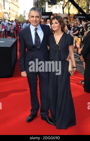 Rowan Atkinson und Sunetra Sastry bei der Weltpremiere von Johnny English Reborn, Empire Cinema, Leicester Square, London. Stockfoto