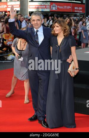 Rowan Atkinson und Sunetra Sastry bei der Weltpremiere von Johnny English Reborn, Empire Cinema, Leicester Square, London. Stockfoto