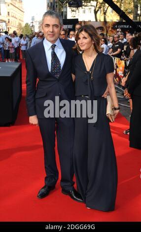 Rowan Atkinson und Sunetra Sastry bei der Weltpremiere von Johnny English Reborn, Empire Cinema, Leicester Square, London. Stockfoto