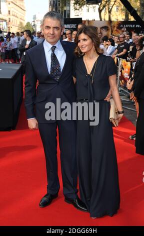 Rowan Atkinson und Sunetra Sastry bei der Weltpremiere von Johnny English Reborn, Empire Cinema, Leicester Square, London. Stockfoto