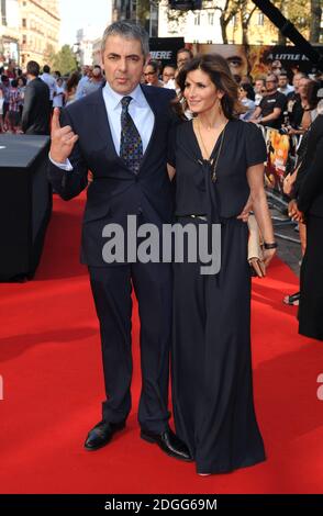 Rowan Atkinson und Sunetra Sastry bei der Weltpremiere von Johnny English Reborn, Empire Cinema, Leicester Square, London. Stockfoto