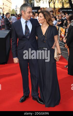 Rowan Atkinson und Sunetra Sastry bei der Weltpremiere von Johnny English Reborn, Empire Cinema, Leicester Square, London. Stockfoto