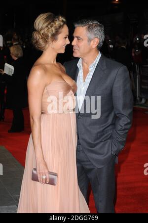 George Clooney und Stacy Keibler beim London Film Festival Premiere der Nachkommen, Odeon Cinema, Leicester Square, London. Copyright Doug Peters EMPICS Entertainment Stockfoto