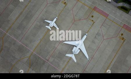 Aufgrund der Coronavirus Covid-19 Airline Flotte am Flughafen geparkt. Luftdrohne Ansicht der Flugzeuge auf dem Flughafen geparkt. Luftaufnahme der Flugzeuge am Stockfoto