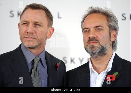 Daniel Craig und Regisseur Sam Mendes bei einem Fotocall für den neuen James Bond Film Skyfall, in London. Stockfoto