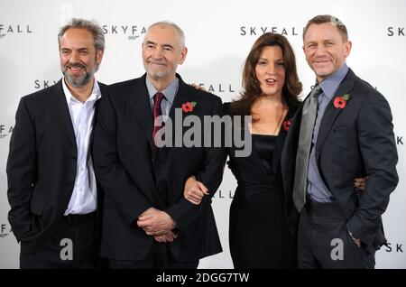 (Von links nach rechts) Sam Mendes, Michael G Wilson, Barbara Broccoli und Daniel Craig besuchen eine Fotocolumn für den neuen James Bond Film Skyfall in London. Stockfoto