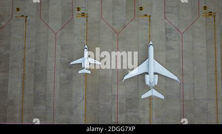 Aufgrund der Coronavirus Covid-19 Airline Flotte am Flughafen geparkt. Luftdrohne Ansicht der Flugzeuge auf dem Flughafen geparkt. Luftaufnahme der Flugzeuge am Stockfoto