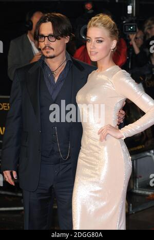 Johnny Depp und Amber hörten bei der europäischen Premiere von The Rum Diary, Odeon Cinema, Kensington High St, London, ankommen. Stockfoto