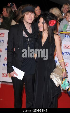 Dougie Poynter und Freundin Lara Carew-Jones bei den National Television Awards 2012, O2 Arena, Greenwich, London. Stockfoto