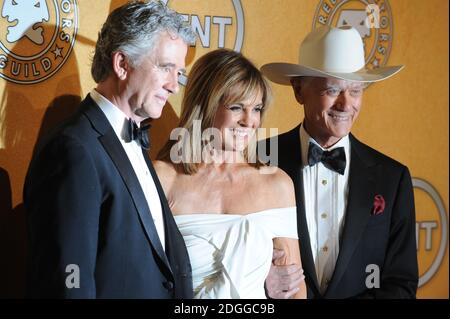 Patrick Duffy, Linda Gray und Larry Hagman bei den 18. Annual Screen Actors Guild Awards (sag), Shrine Auditorium, Los Angeles, Kalifornien. Stockfoto