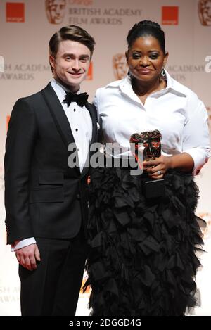 Octavia Spencer und Daniel Radcliffe Backstage bei den Orange British Academy Film Awards 2012, The Royal Opera House, London. Stockfoto