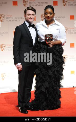 Octavia Spencer und Daniel Radcliffe Backstage bei den Orange British Academy Film Awards 2012, The Royal Opera House, London. Stockfoto