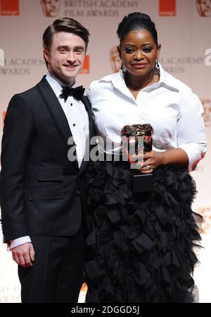 Octavia Spencer und Daniel Radcliffe Backstage bei den Orange British Academy Film Awards 2012, The Royal Opera House, London. Stockfoto