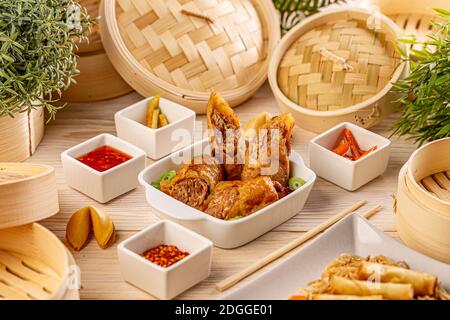 Gebratenes Schweinefleisch Frühlingsrollen mit süß saure Sauce Dip serviert Stockfoto
