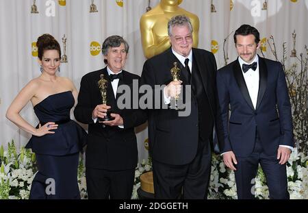 Die Schauspielerin Tina Fey (L) und der Schauspieler Bradley Cooper (R) posieren mit Tom Fleischman (zweiter von rechts) und John Midgley (zweiter von links), den Gewinnern des Sound Mixing Award für "Hugo", im Pressesaal bei den 84. Annual Academy Awards, die am 26. Februar im Hollywood & Highland Center stattfinden. 2012 in Hollywood, Kalifornien. Stockfoto